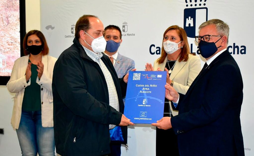 Aýna recibe el diploma del Itinerario Europeo Caminos del Arte Rupestre