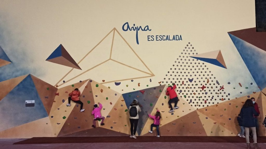 Aýna estrena un rocódromo de iniciación para niños, con el apoyo de la Diputación.