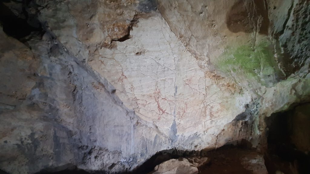 Aýna acoge la visita del Itinerario “Caminos de Arte Rupestre Prehistórico” a la Cueva del Niño.