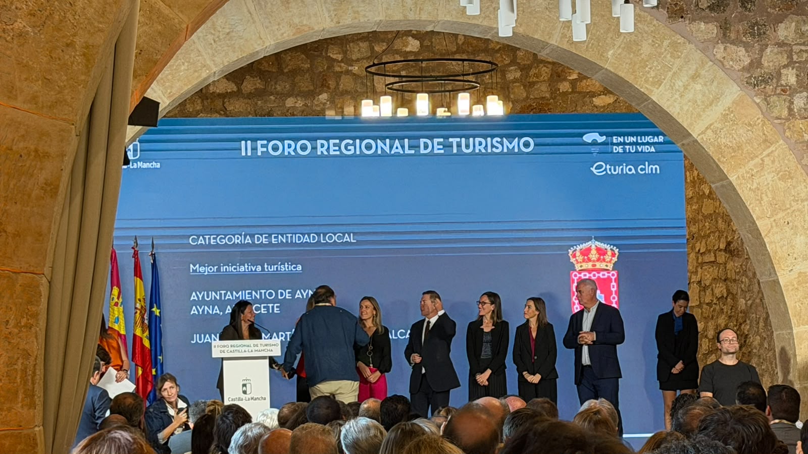 premio-mejor-iniciativa-turistica-cueva-del-nino-ayna-02-entrega