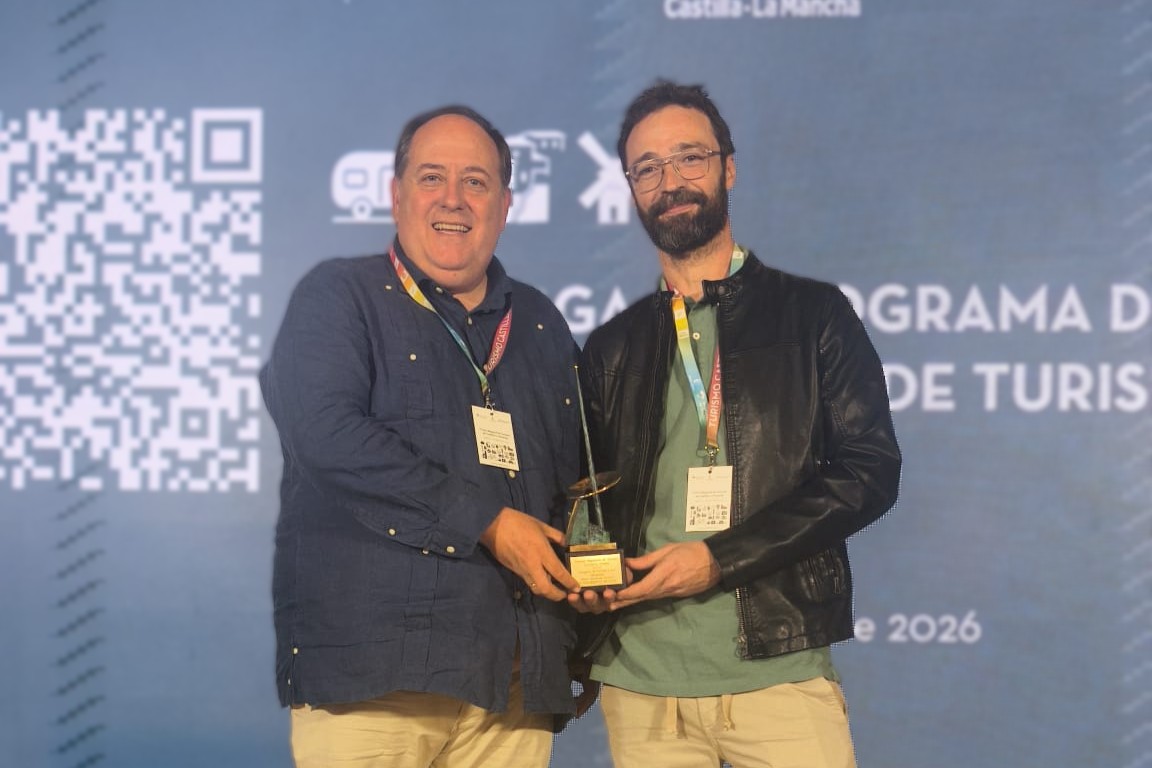 premio-mejor-iniciativa-turistica-cueva-del-nino-ayna-04-entrega